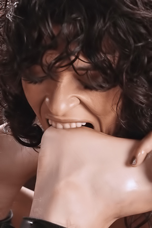 Arabelle Raphael Dominates D langsung In The Dark By Punching His Cock During Bondage
